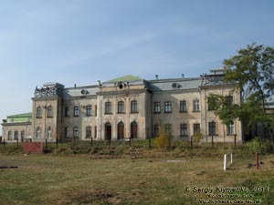 Львовская область, Червоноград. Фото. Бывший дворец Потоцких (1756-1762 годы). Парковный (восточный) фасад дворца.