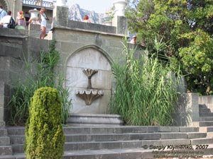 Алупка. Дворцово-парковый музей-заповедник. Южная терраса. Лестница ниже львинной террасы.