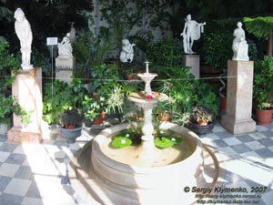 Алупка. Воронцовский дворец. Мраморные скульптуры и фонтан в Зимнем саду. Общий вид.