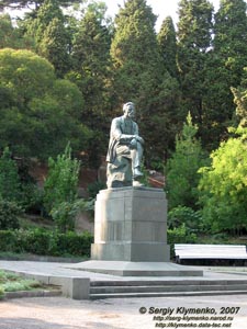 Крым. Ялта. Памятник А. П. Чехову в Приморском Парке.