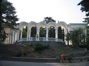 Крым, Ялта. Колоннада Приморского Парка, вид из парка.