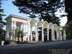 Крым, Ялта. Колоннада Приморского Парка, вид со стороны улицы Коммунаров.