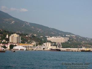 Крым. Ялта: морской порт, вдали - гостиница «Ялта».