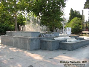 Крым. Ялта. Фонтан на Ялтинской набережной.