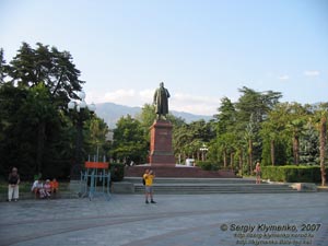 Крым. Ялта. Памятник В. И. Ленину на площади Ленина.