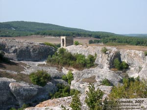 Крым. Эски-Кермен, вид с северного дозорного комплекса на замок-крепость Кыз-Куле («Девичья башня»).