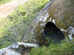 Крым. Эски-Кермен, пещерные помещения вдоль восточного обрыва.