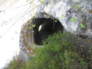 Крым. Эски-Кермен, пещерные помещения вдоль восточного обрыва.