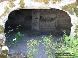 Крым. Эски-Кермен, пещерные помещения вдоль восточного обрыва.