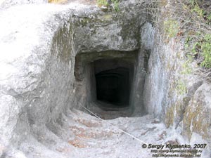 Крым. Эски-Кермен, вход в осадный колодец.