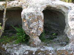 Крым. Эски-Кермен, пещерные помещения в восточных глыбах.