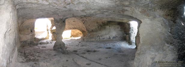Крым. Эски-Кермен, пещерные помещения в восточных глыбах.