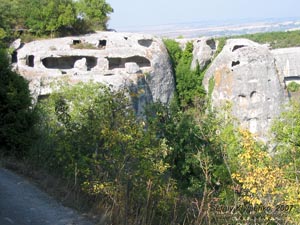 Крым. Эски-Кермен. Пещерные примещения северо-восточнее от главного входа.