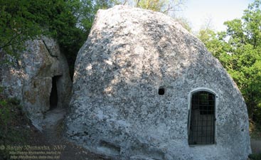 Крым. Эски-Кермен. Храм «Трех всадников», вид снаружи.