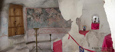 Крым. Эски-Кермен. Храм «Трех всадников», вид изнутри.