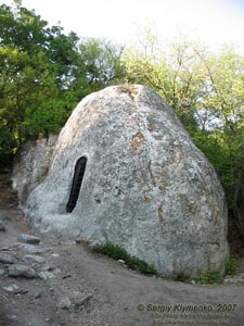 Крым. Эски-Кермен. Храм «Трех всадников», вид снаружи.