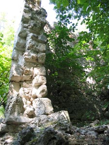 Крым. Мангуп-Кале. Верховья балки Табана-дере (Балка Кожевников), крепостная башня XV века с фрагментами наличников.