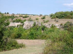 Крым. Мангуп-Кале. Балка Хамам-дере («Банная балка») и средневековая оборонительная стена, вид с мыса Чуфут-Чеарган-бурун («мыс Вызова иудеев»).