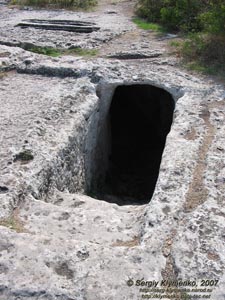Крым. Мангуп-Кале. Вход в пещеру (район юго-восточного монастыря).