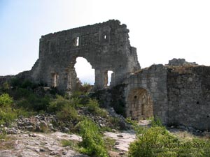 Крым. Мангуп-Кале. Дворец цитадели, вид изнутри цитадели.