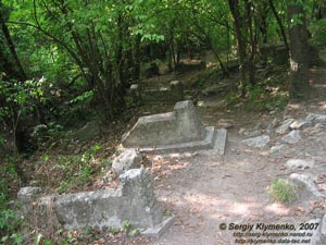 Крым. Мангуп-Кале. Балка Табана-дере (Балка Кожевников), древнее караимское кладбище.