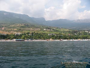 Крым. Гурзуф, вид с моря на часть Гурзуфского амфитеатра.