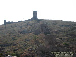 Крым. Фото. Балаклава, остатки башен крепости Чембало, вид с поверхности Балаклавcкой бухты.