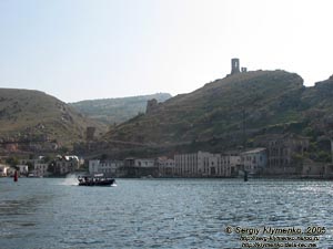 Крым. Фото. Балаклава, вид на Балаклавcкую бухту и руины крепости Чембало от устья Балаклавcкой бухты.