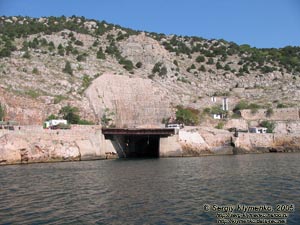 Крым. Фото. Балаклава, южный выход в море из подземного водного канала Балаклавской базы.