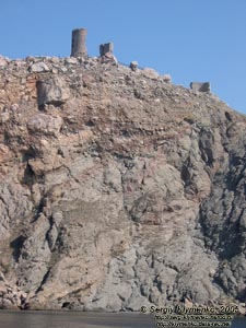 Крым. Фото. Балаклава, остатки башен крепости Чембало, вид с моря.