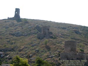 Крым. Фото. Балаклава, остатки башен крепости Чембало, вид с поверхности Балаклавcкой бухты.