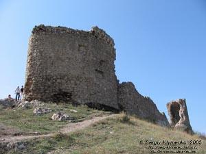 Крым. Фото. Балаклава, остатки башен крепости Чембало.