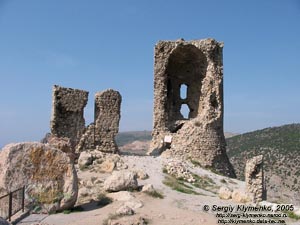 Крым. Фото. Балаклава, остатки башен крепости Чембало.