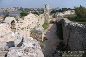 Крым. Херсонес, главная оборонительная стена с башнями (слева), протейхизма (справа) и перибол.