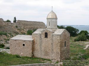 Крым, Феодосия. Фото. Территория генуэзской крепости Кафа. Бывшая церковь Иоанна Предтечи, памятник архитектуры 1348 года.