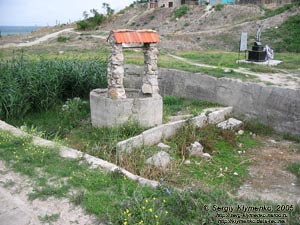 Крым, Феодосия. Фото. Колодец рядом с бывшей церковью Иоанна Предтечи.