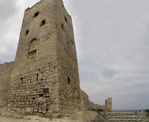 Крым, Феодосия. Фото. Генуэзская крепость Кафа XIV-XV веков. Башня Климента VI, памятник архитектуры 1348 г.