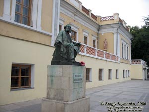 Крым, Феодосия. Фото. Памятник Ивану Константиновичу Айвазовскому перед зданием картинной галереи Айвазовского.