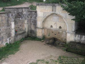 Крым. Фото. Монастырь Сурб-Хач, памятник архитектуры XIV-XVI вв. Один из фонтанов на склоне ниже монастыря.