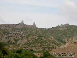 По дороге от Алушты на Судак. Скалы-"пальцы" вблизи села Веселое.