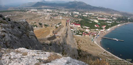 Судак, генуэзская крепость XIV-XV вв. Вид на Судак и Судакскую бухту от Дозорной («Девичьей») башни.