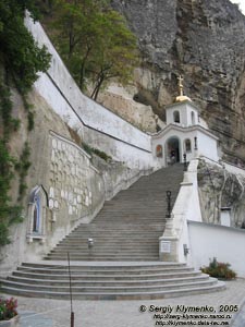 Крым. Фото. Успенский пещерный монастырь. Каменная лестница, вырубленная в скале и надвратная звонница.