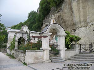 Крым. Фото. Успенский пещерный монастырь. Дом настоятеля со звонницей.