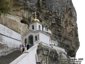 Крым. Фото. Успенский пещерный монастырь. Надвратная звонница.