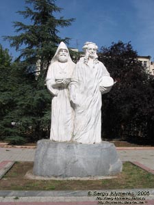 Крым. Симферополь, памятник Ивану и Габриелу Айвазовским.