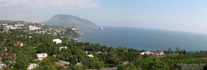 Крым. Аю-Даг («Медведь-гора») и панорама Гурзуфской бухты.