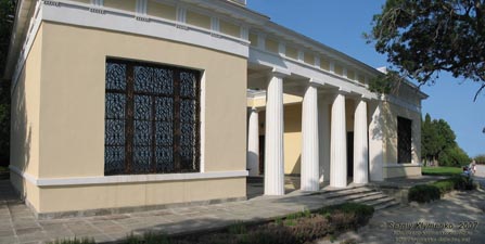 Алупка. Дворцово-парковый музей-заповедник. В Нижнем парке. Чайный домик.