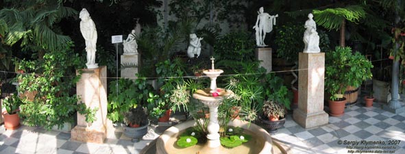 Алупка. Воронцовский дворец. Мраморные скульптуры и фонтан в Зимнем саду. Общий вид.