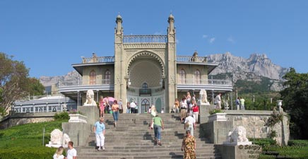 Алупка. Воронцовский дворец. Южный фасад. Альгамбра и Львиная терраса.