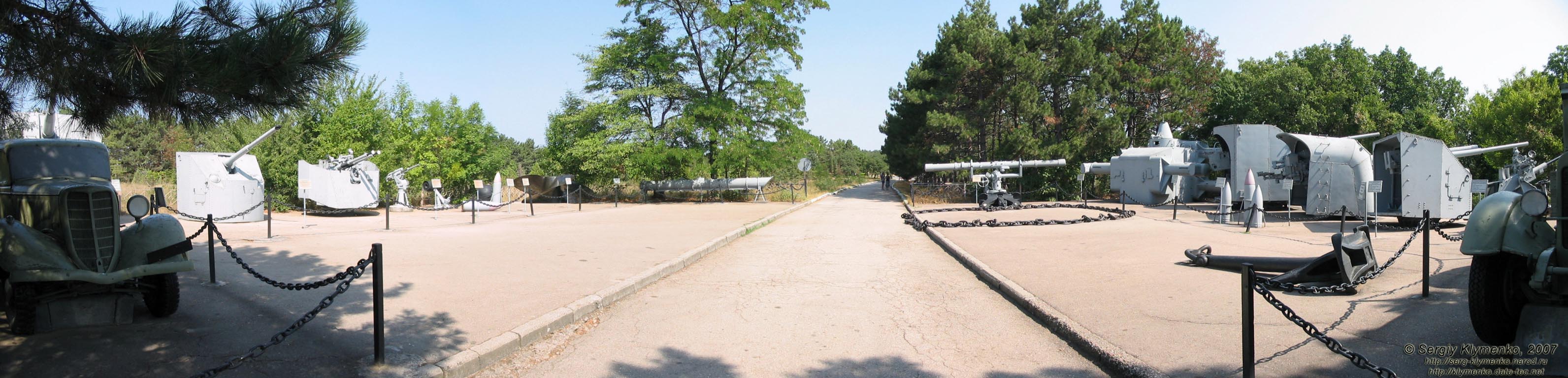 Крым. Севастополь, на Сапун-горе (панорама ~120°). Выставка советской военной техники.